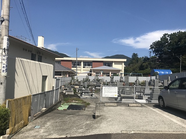 霊園入口